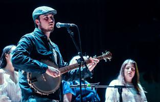 Kulturnatten i Örebro den 18:e november 2022. Grupp: The Shipwreck Haulers. Spelar shanties och sjömansvisor. Sångare Robin Berg och kör Ellen Tadaross syns till höger.