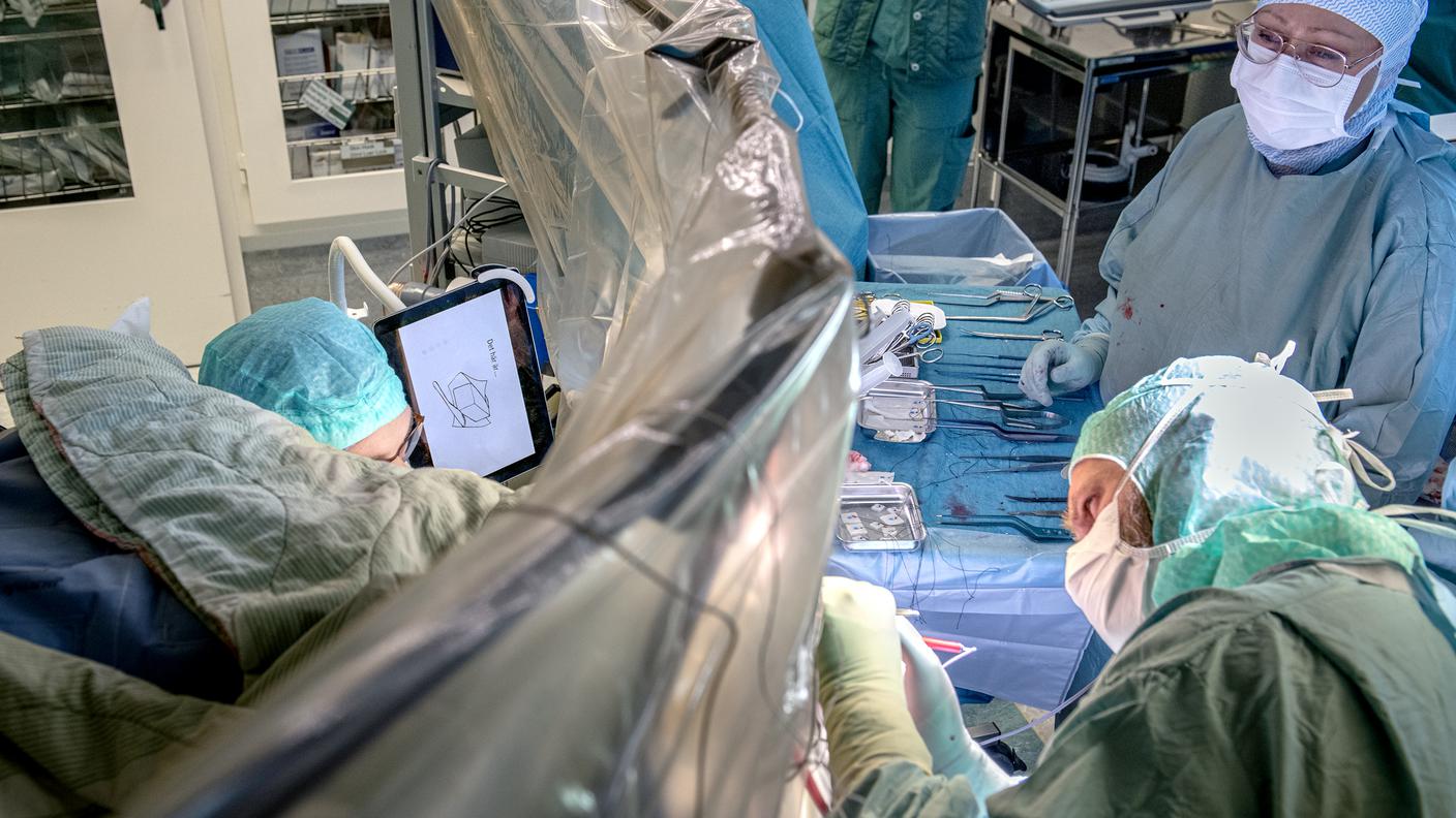 Patrik Vigren, Överläkare och neurokirurg på USÖ gör en vaken neurokirurgiskt ingrepp. Patient med godartad hjärntumör.
