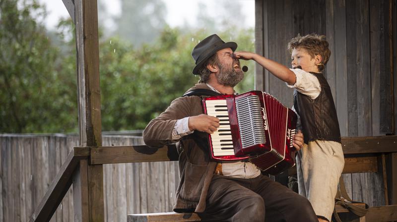 Rasmus på Luffen. På bild: Johan Gille (Luffaren) och Love Elf som Rasmus.Lerbäcks Teater, som startades 2004 av Johan och Jenny Gille, är en professionell teater med verksamhet året runt. På somrarna spelas fartfyllda och finurliga familjeföreställningar på Friluftsscenen och under resten av året spelar vi på vår inomhusscen ”Magasinet”. Där bjuds det på teater varvat med trerättersmiddag och dessa föreställningar riktar sig i första hand mot en vuxenpublik.