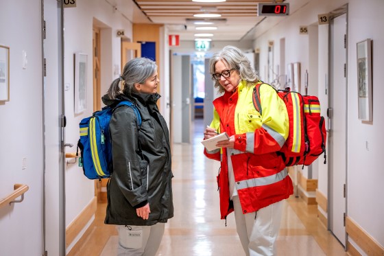Två medarebtare i palliativa teamet på språng ut till en patient.