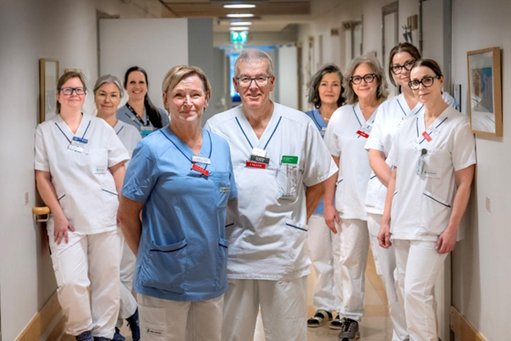 Medarbetarna vid palliativa enheten samlade i korridoren.