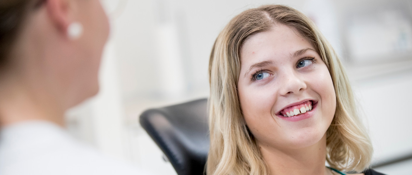 Flicka i tandläkarstol