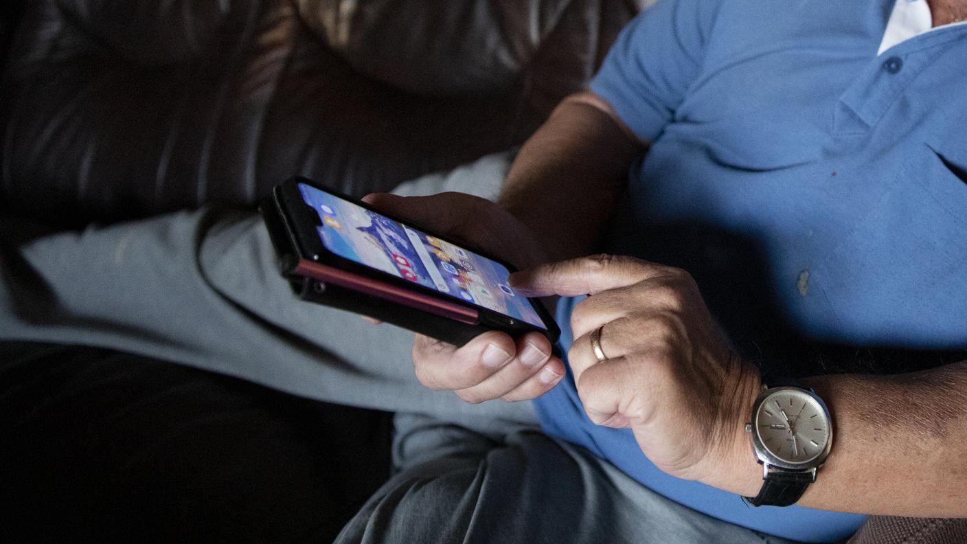 Äldre man med mobiltelefon