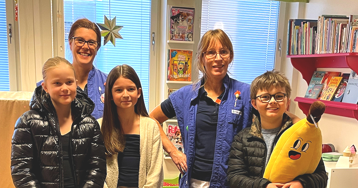 Barn från Internationella Engelska skolan och personal från Lekterapin på USÖ