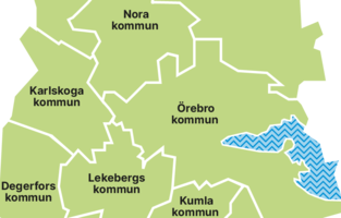 Bilden visar en karta över Örebro län. Kartan är färgad i ljusgrönt och indelad i kommungränser. Kommunerna som syns är: Ljusnarsberg, Hällefors, Lindesberg, Nora, Karlskoga, Degerfors, Lekeberg, Örebro, Kumla, Hallsberg, Askersund och Laxå. Två större sjöar är markerade med mörkblått mönster: Hjälmaren i östra delen och Vättern i sydvästra delen.