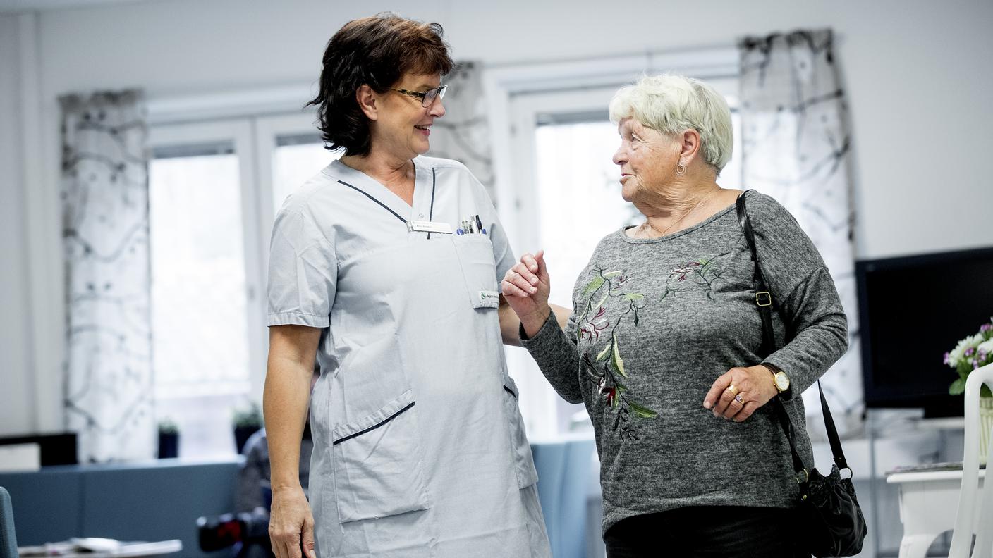 Medarbetare och patient i väntrum, Kopparbergs vårdcentral.