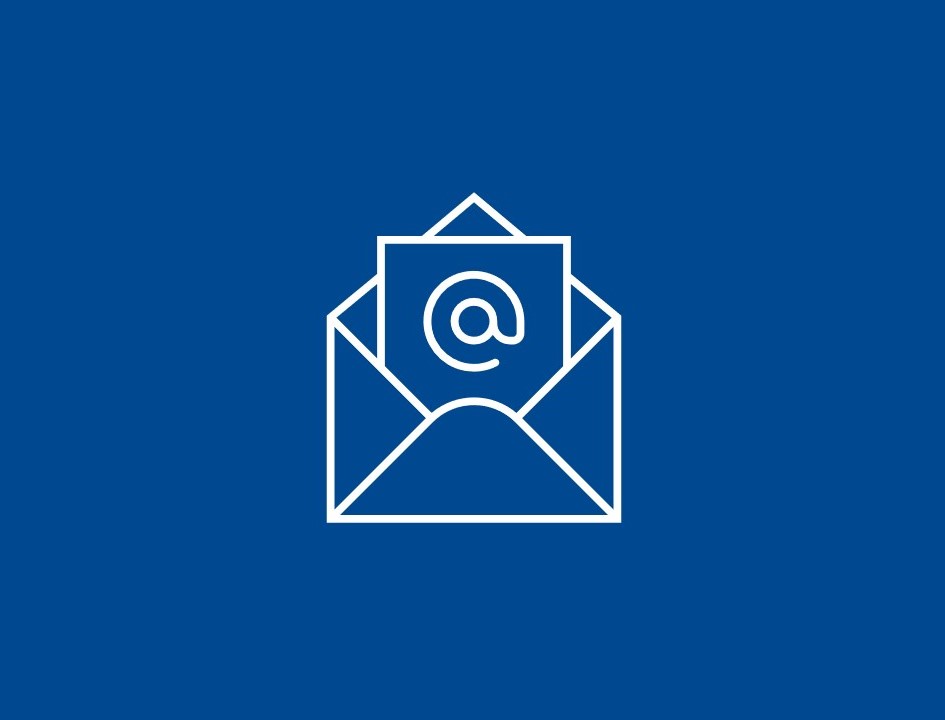 Vit ikon av ett brev med ett snabel-a mot blå bakgrund