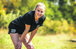 En kvinna i träningskläder utomhus.