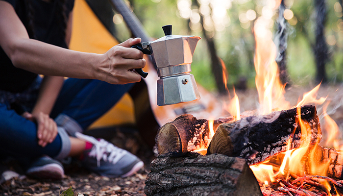 Kaffe kokas över öppen eld utomhus
