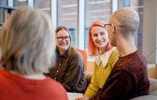 Bokcirkel på biblioteket i Örebro. På bilden från vänster: Matilda Granberg, Maja Edberg, Mathias Wallin.