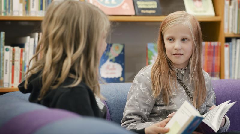 Biblioteket i Kumla. På bild Amelija Öberg (till höger) och Denise Lundmark.