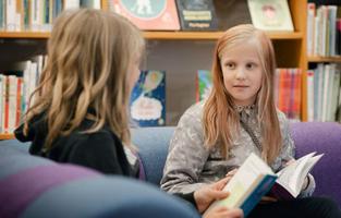 Biblioteket i Kumla. På bild Amelija Öberg (till höger) och Denise Lundmark.