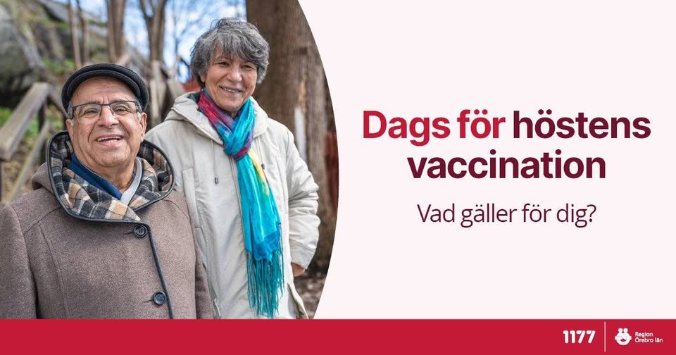 En äldre man och kvinna står utomhus i solen och ler. De tittar in i kameran.