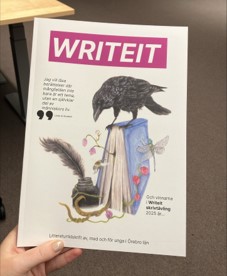 Omslag av en litteraturtidskrift som heter Writeit, på bilden syns en korp på en bok.