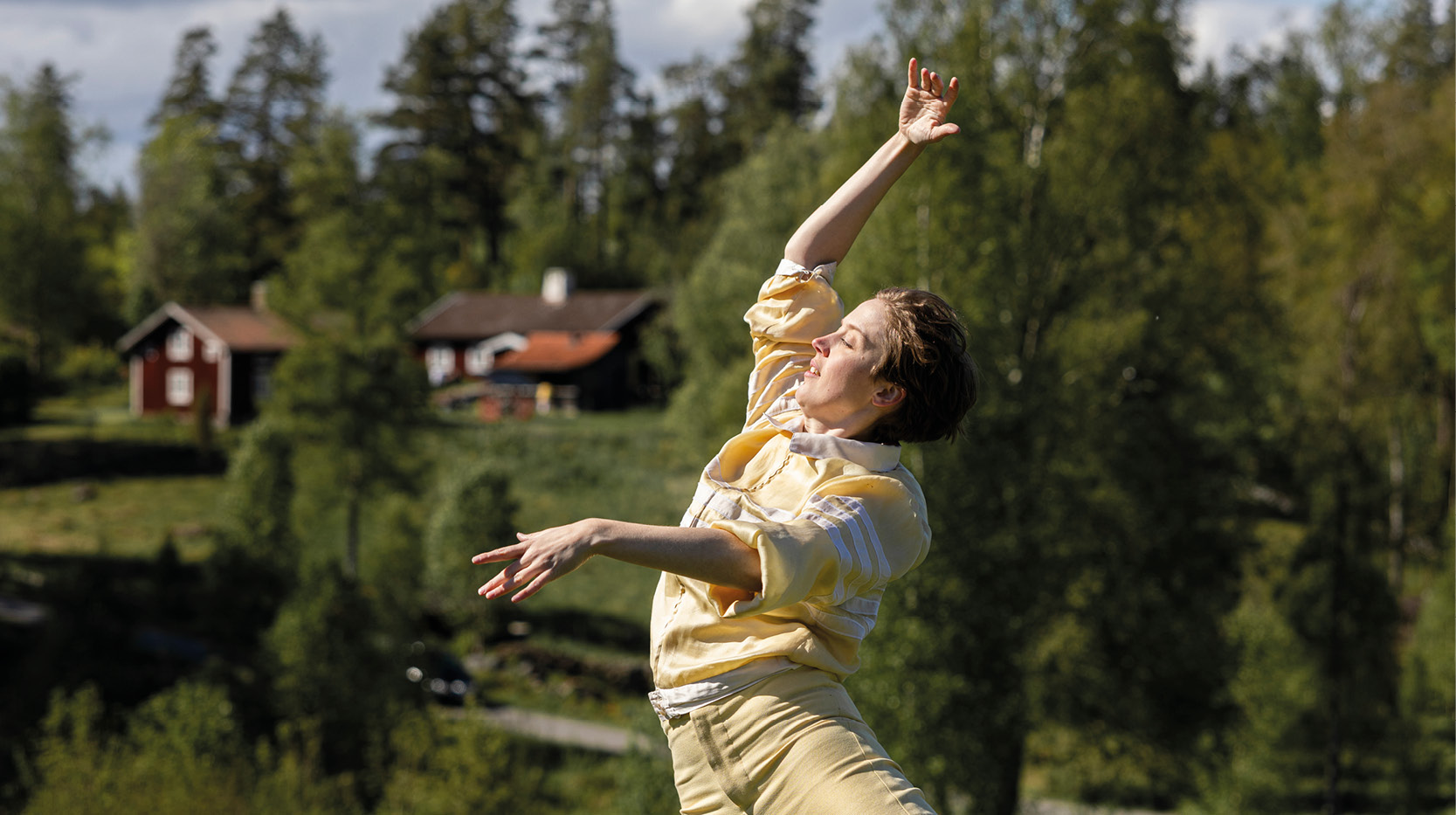 Dansare i lantligt sommarlandskap