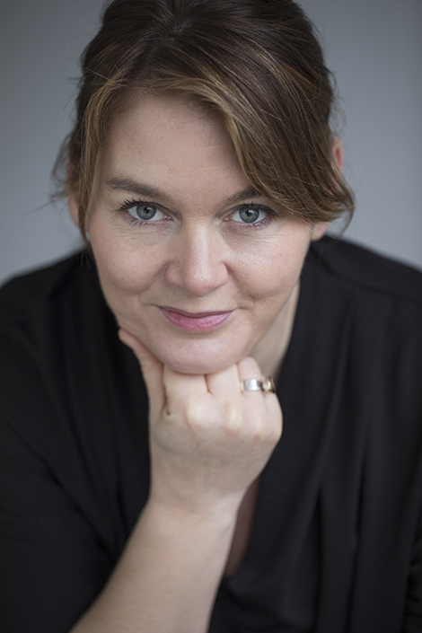 Porträttbild på kvinna som kollar in i kameran. Fotograf Ines Selbaj.