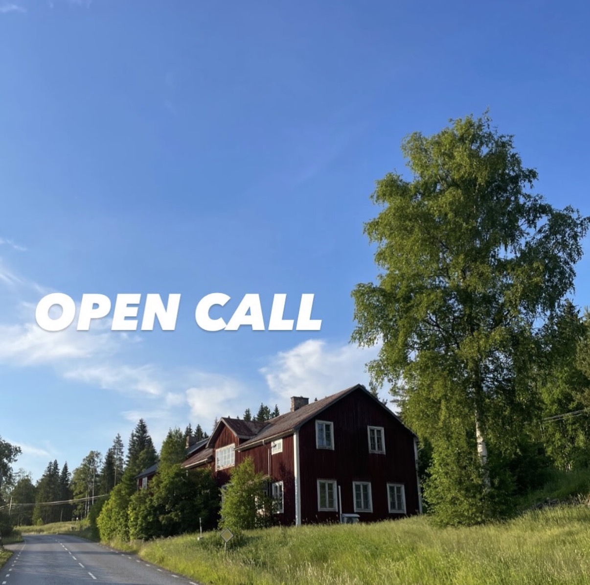 Rött hus i lantligt och grönskande landskap, vit text: OPEN CALL