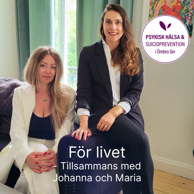 En blond kvinna i vit kostym sitter i en soffa och på armstödet sitter en mörkhårig kvinna i svart kostym . Text: För livet - tillsammans med Johanna och Maria.