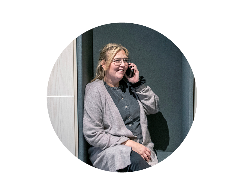 Bild på Anna  som sitter på en bänk och pratar i telefon.
